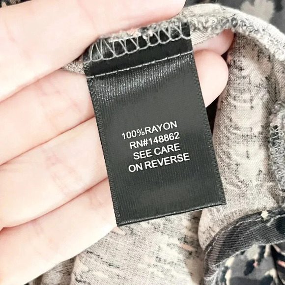 Torrid Gray Print Tab Sleeve Harper Blouse Women's Plus Size 4X - Picture 9 of 10